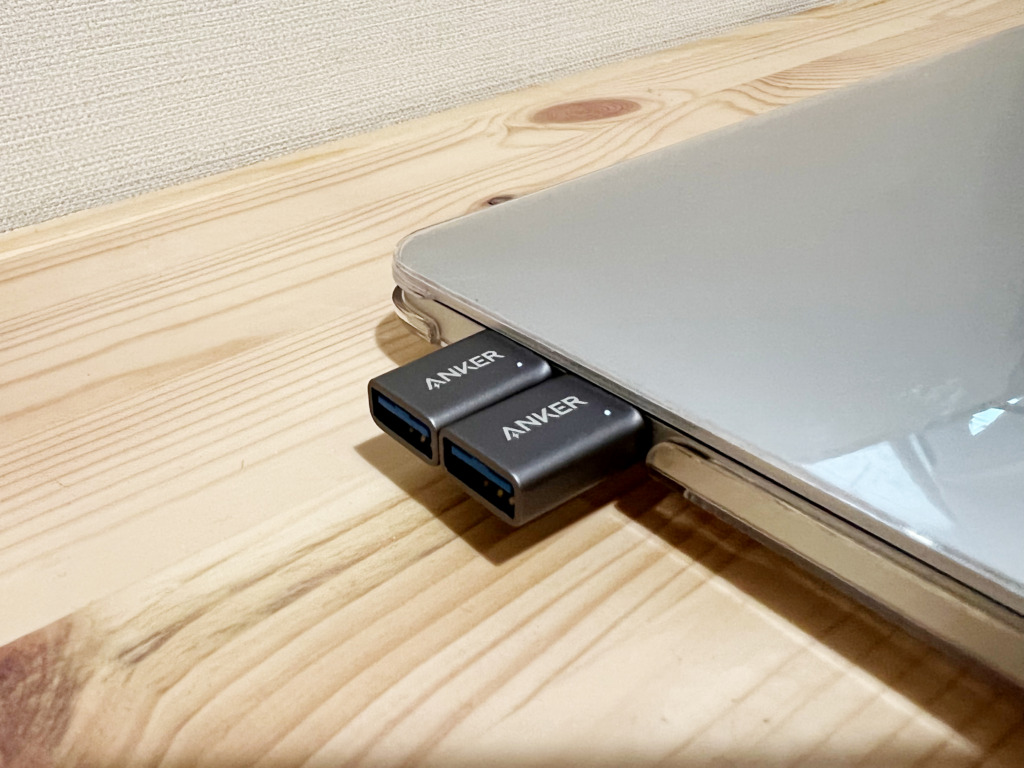 Anker USB-C & USB-A 変換アダプタをM1 Macbook Proに挿入中