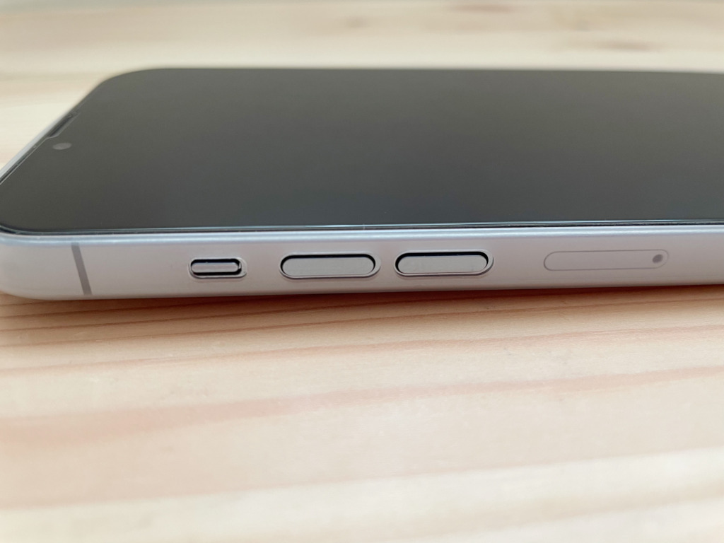 memumi® 全面保護カバーを着用したiPhone13 Pro Maxの左側