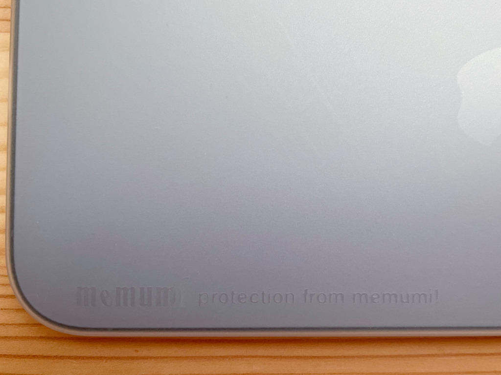 memumi® 全面保護カバーを着用したiPhone13 Pro Maxのロゴ部分