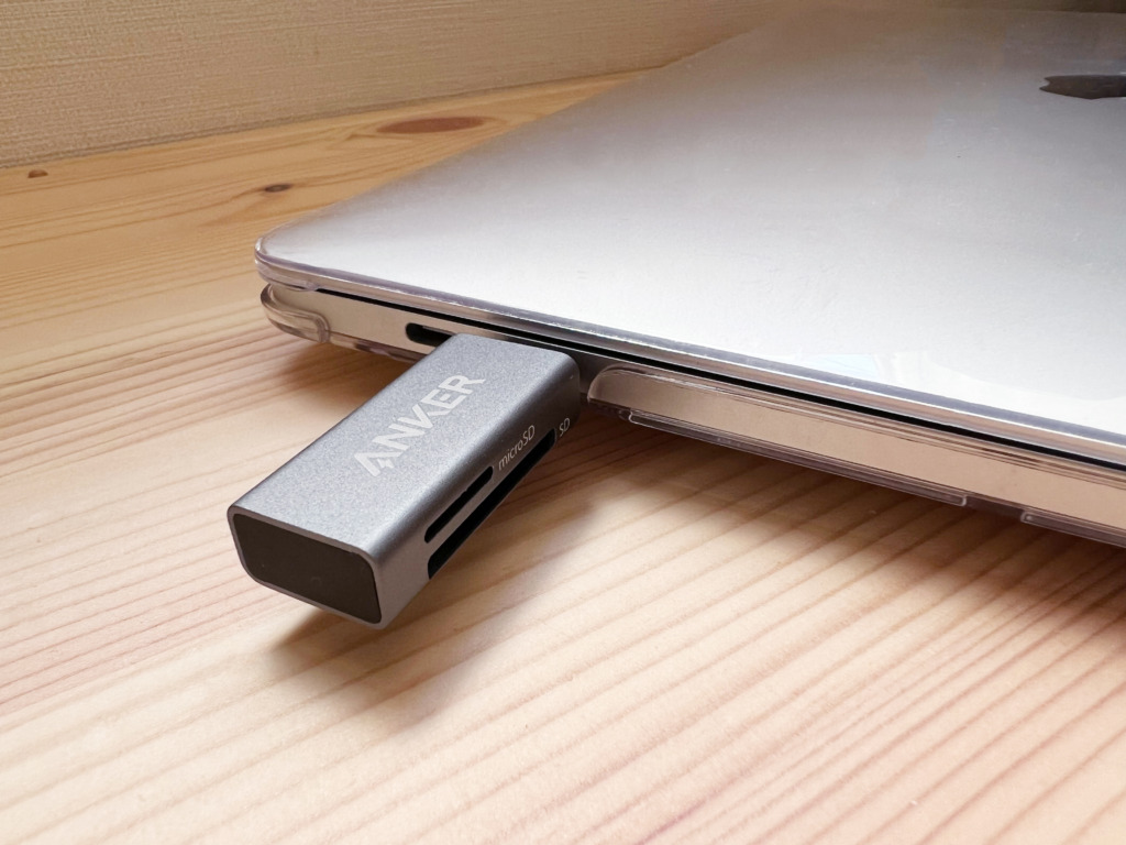 MacBook ProのUSB-C部分にAnker USB-C 2-in-1 カードリーダーを挿した画像