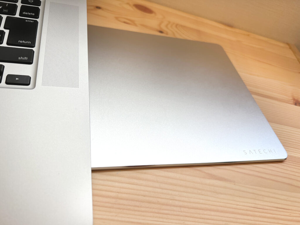 Satechi アルミニウム マウスパッドとMacBook Pro