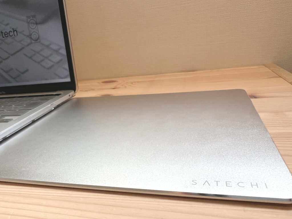Satechi アルミニウム マウスパッドとMacBook Pro