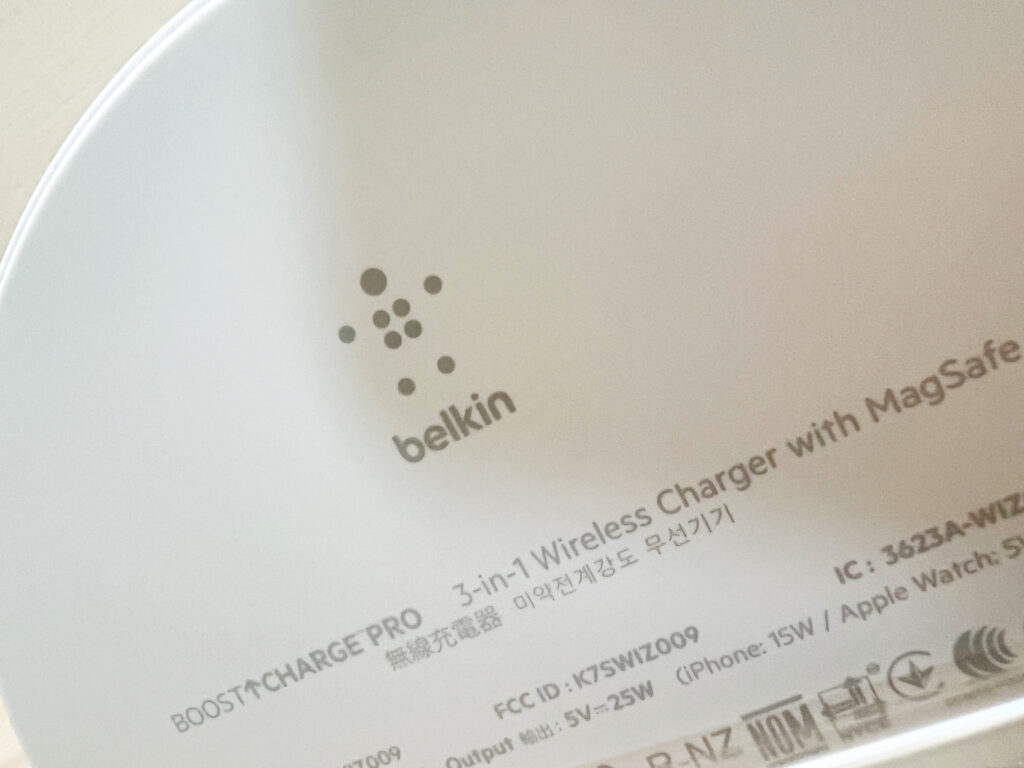 Belkin BOOST↑CHARGE PRO 3-in-1の底面(裏)