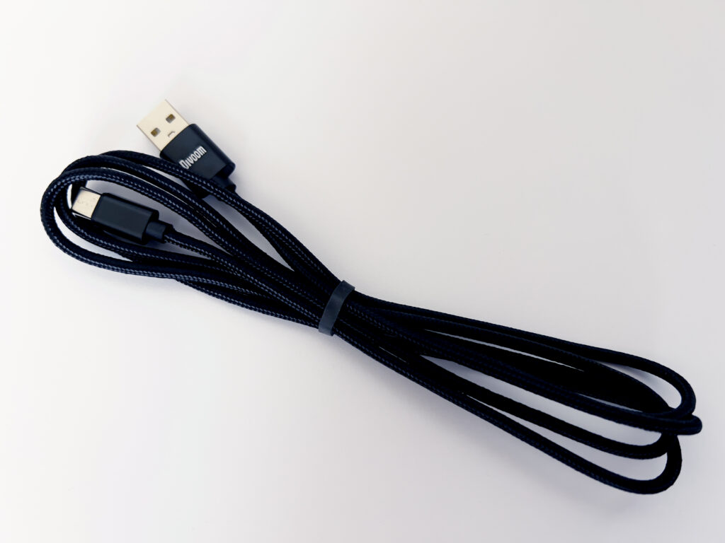 Divoom PIXOOの付属の充電用USBケーブル
